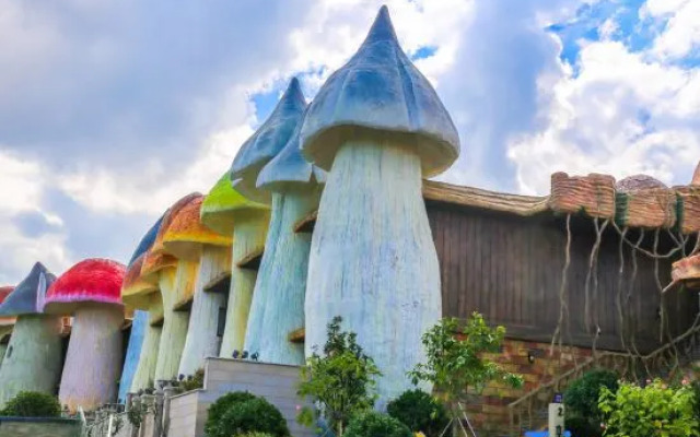 Mushroom outdoor luxury hotel