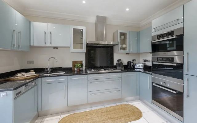 Riverside Home with Private Parking