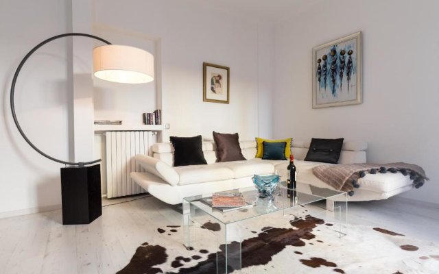 Centrally located modern 2 Bed apartment in Cannes with aircon and high ceilings and modern design 696