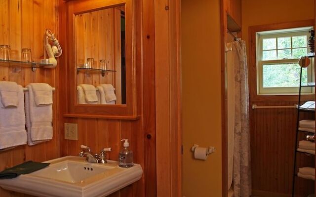 Poplar Creek Guesthouse Bed & Breakfast