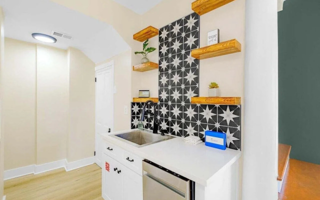 Aerie Loft: Cozy 1-bedroom Retreat in Biloxi, Perfect for Couples!