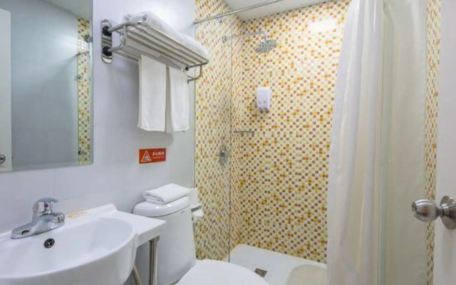 Rujia Pebble Hotel (Kaihua Genbo Park South Bus Station)