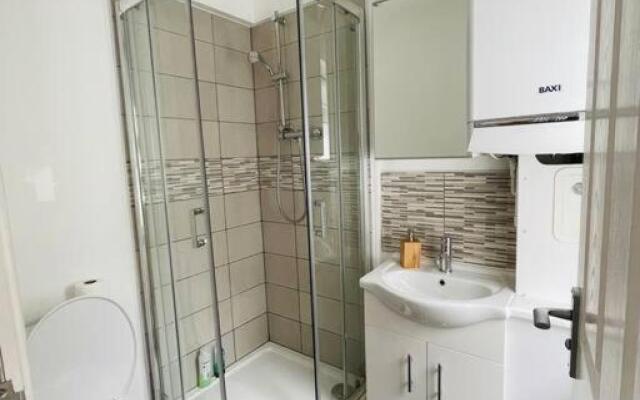 Modern 6 bedroom 5 min walk to beach & restaurants