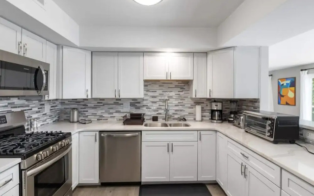 Luxury Waterfront Lakehouse With Private Dock Views