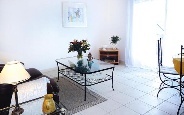 Apartment in Caderousse With Pool