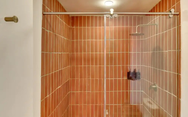 w Beautiful 1BR Retreat in Vibrant Zona T