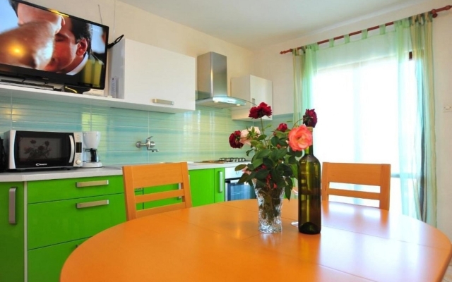 Apartment Ljilja - 10m from the sea with parking: A2 Nin, Zadar riviera