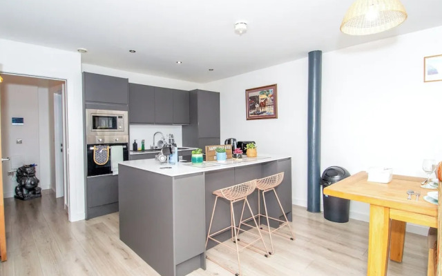 Apartment - Sleeps 4 - Parking - Workspace