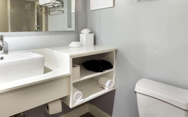 Sportsmens Lodge Hotel