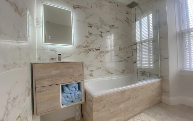 Luxury Townhouse Retreat in Kendal w/ Free Parking
