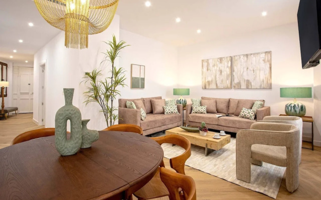 Exclusive Apartment in City Center. Capiteles