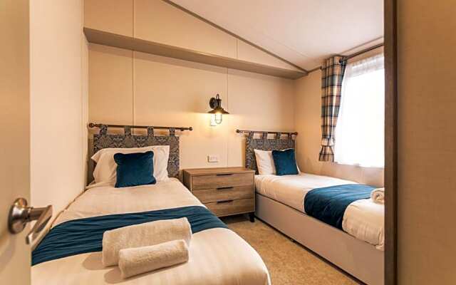 Waterfall Luxmy Lodge with Hot Tub