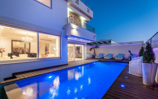 Luxurious Villa with great location