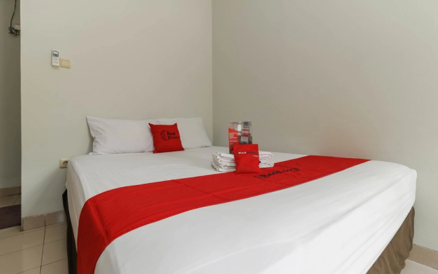 RedDoorz Plus @ Karet Pedurenan 3