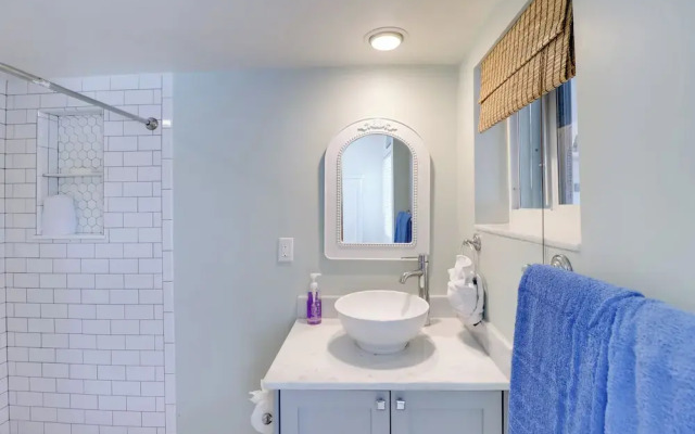 Walk to Beach: Waterfront Home in Marathon!