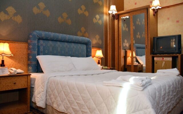 Aradous Hotel