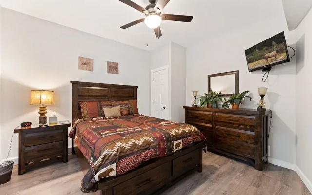 Whispering Woods Lodge-sleeps 10 4 Bedroom Home by RedAwning
