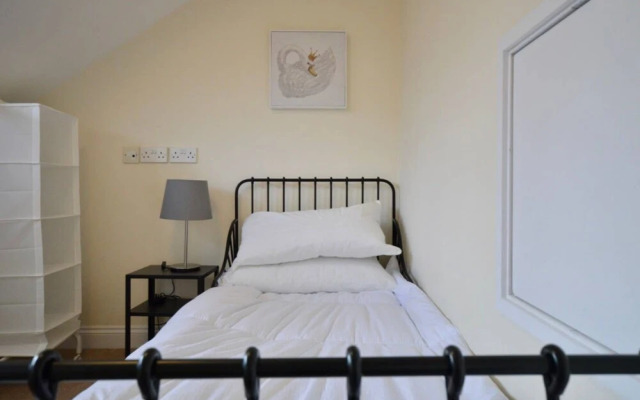 Cosy 2 Bedroom Bristol Home