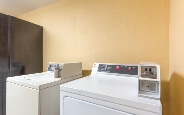 Super 8 By Wyndham Madison/Ridgeland Area