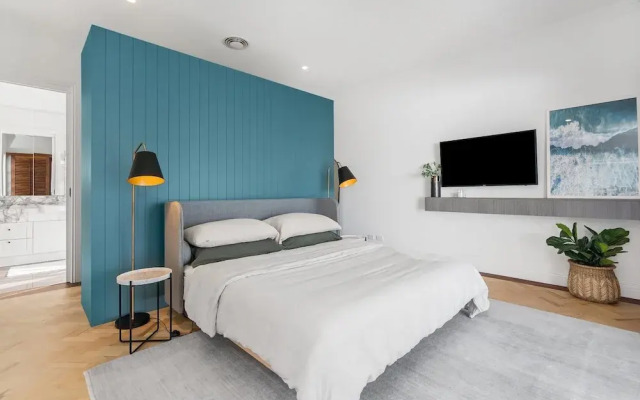 Your Luxury Escape - White Wood