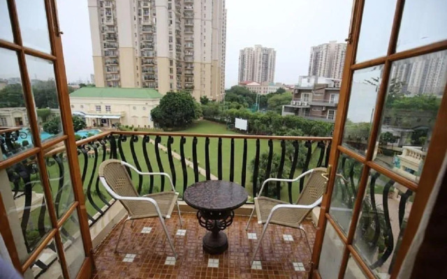 DLF Club 4