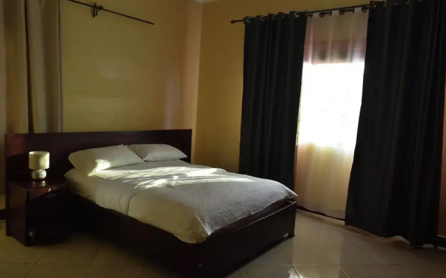 Kampala 5-beds, Sleeps 8 With Garden & Parking
