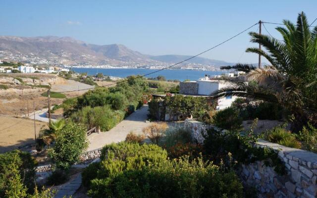 2-bedroom stone house, pool, 10min walk to beach