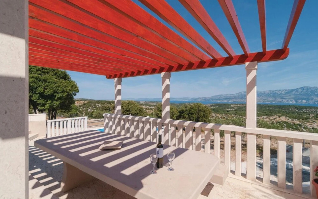 Amazing Home in Praznica With 4 Bedrooms, Wifi and Outdoor Swimming Pool