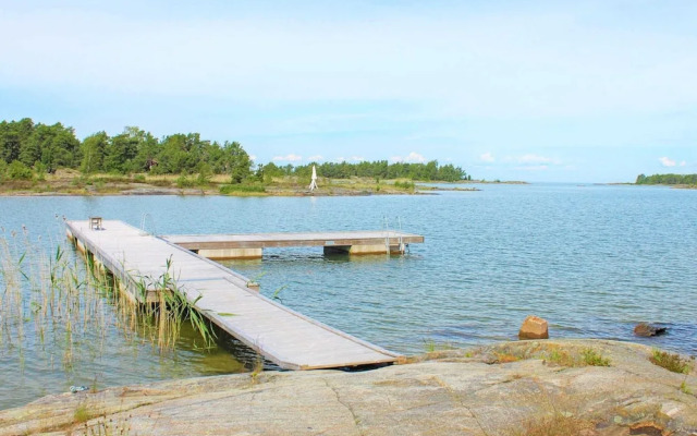 Scenic Lakeside Cottage-by Traum