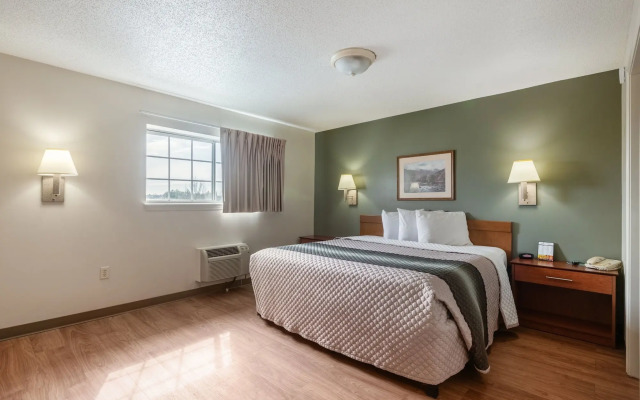 HomeTowne Studios & Suites by Red Roof Charlotte - Concord