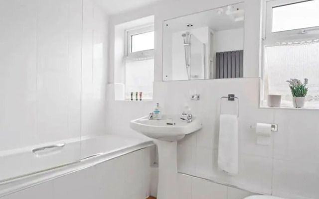 4 Bed Homely Retreat - Wolverhampton