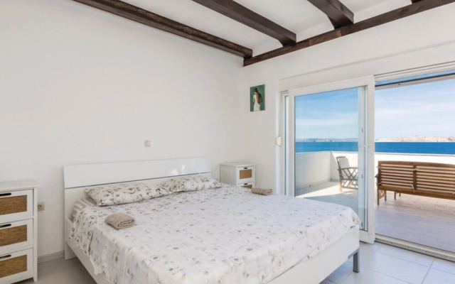 Sunny Beachfront Jablanac Apartments