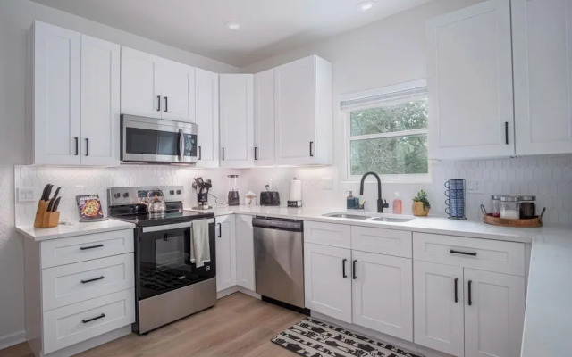 Vibrant 4br/3ba Oasis Near Happy Downtown!