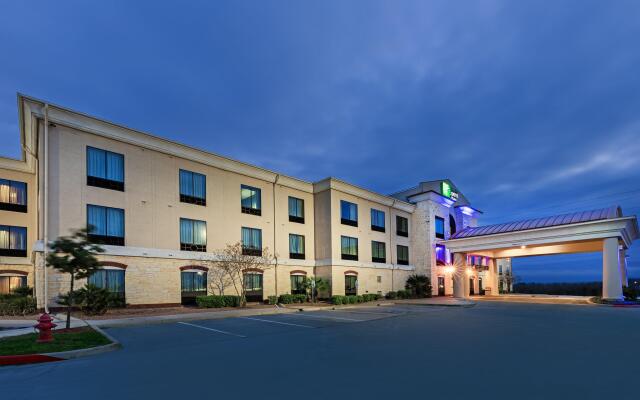 Holiday Inn Express & Suites Floresville, an IHG Hotel