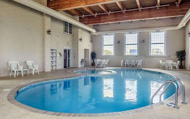 Comfort Inn & Suites Grafton - Cedarburg