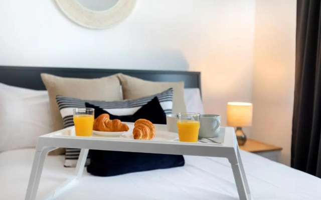 1-Bedroom Apartment with a Private Garden, beach 5-min walk