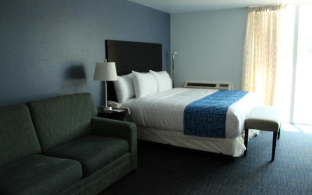 Travelodge by Wyndham Water’s Edge Hotel - Racine