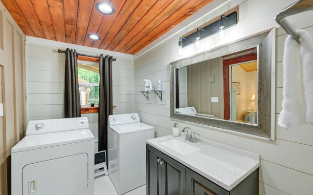 Near Main Street w/ Hot Tub: Retreat in Hiawassee!