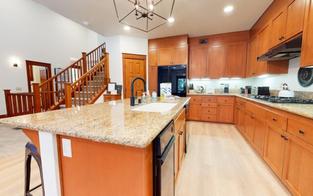 Timbers 6 Updated and Pet-Friendly, Private Jacuzzi, Private Garage by RedAwning