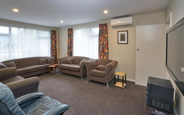 Accommodation Fiordland -The Three Bedroom House at 226A Milford Road – Entertainment – Te Anau