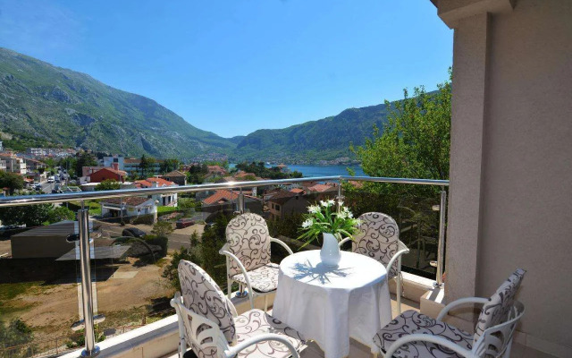 Three-Bedroom Holiday Home in Dobrota