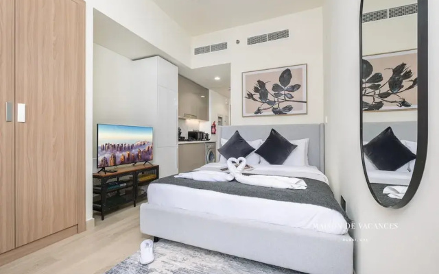Large Balcony Studio 10 Minutes From Dubai Mall