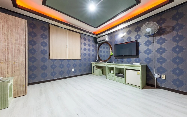 Gongju White Castle