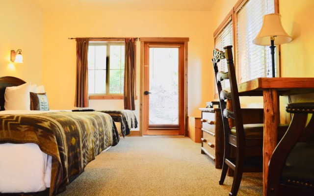 Glacier Guides Lodge