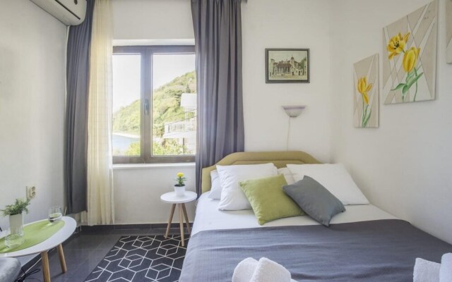 Great Studio Flat With View Near Beach in Tivat