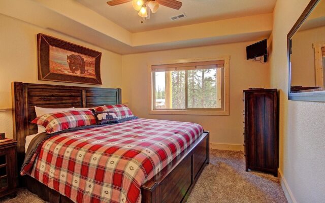 Grand Moose Lodge 3 Bedroom Home by RedAwning