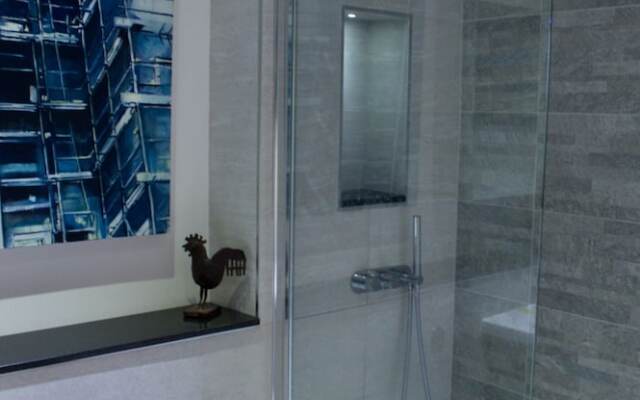 2 Bedroom West End Flat Sleeps 4