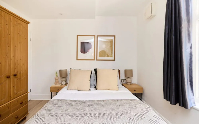 The Streatham Crib - Bright 2bdr Flat