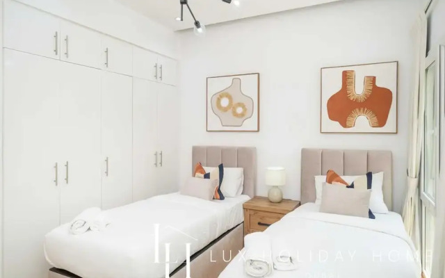 LUX The Meadows 5 Bed Villa