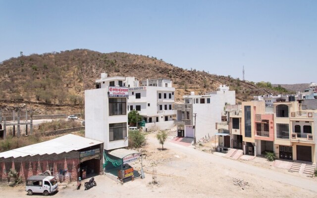 OYO 14110 Home Modern Stay Airport Road